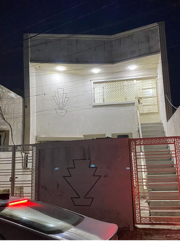 بيت للايجار طابق ثاني معزول
شارع 60 فرع اسواق نعوش 
غرفتين نوم حولي2 وصاله كبيره ومطبخ وسطح عدد2 
نظيف كلش بالجديد معمري 
للايجار 300 قفل 
للاستفسار واتس اب***********
