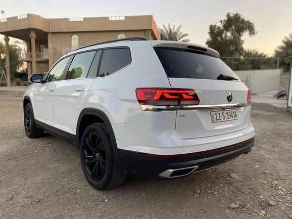 يالله 
السلام عليكم 
‏Volkswagen Atlas SE 2023
فولكس واكن اطلس فاملي فول مواصفات عدا الفتحة 
محرك 2.0 تيربو – اقتصادي
دفع أمامي – فتحة USB + بصمة + تشغيل عن بعد
شاشة كبيرة تدعم Apple CarPlay و Android Auto
نظام النقطة العمياء + تحذير الاصطدام + كبح تلقائي
7 مقاعد – 3 صفوف – كشنات جلد قرميدي 
تبريد ثلاثي + تحكم كهربائي بالمقاعد
جنوط رياضية أسود 20 إنج + أضوية LED كاملة
كاميرا خلفية + حساسات امامي خلفي
نظام تثبيت السرعة الذكي (Adaptive Cruise Control)
نظام مراقبة المسار ومانع الانزلاق
باب خلفي كهربائي يفتح مع حركة القدم 
الحادث كما موضح بالصور فقط بنيد صبغ
السيارة رقم اربيل 
مكان السيارة بغداد
للاستفسار ‭0771 033 9911‬
السعر اتصل
