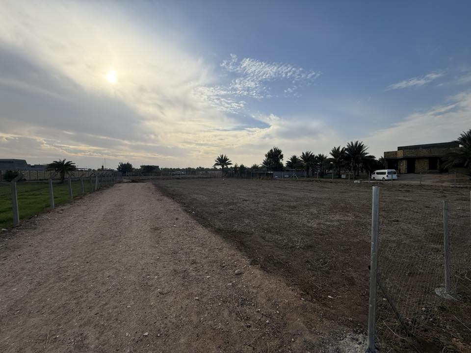 سلام عليكم
أرض زراعية طابو زراعي (سند 25)
المساحة: 2166 م²

تُباع كاملة أو تُباع قطع.
واجهة كل قطعة 20 م، والعمق 33.5 م.
عرض الشارع 6 م.

العنوان: شارع السيدة شريفه بنت الحسن،و خلف معمل حلويات وردة اليقين و قرب مزرعة خيال الترفيهية.

للاستفسار:
📞 ***********
