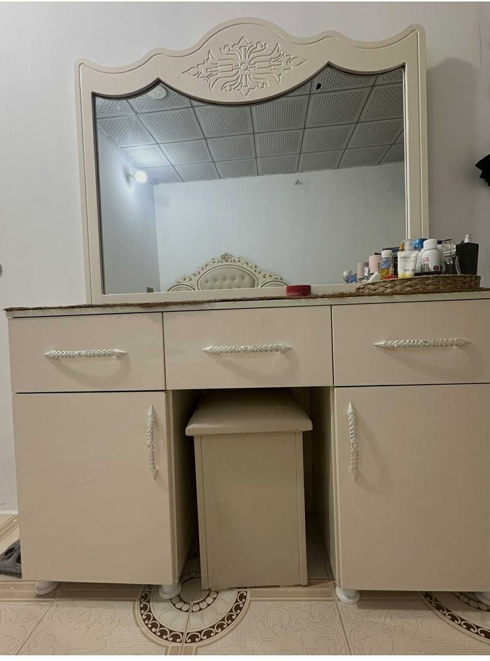 مێز و کورسیەکەی بۆ فرۆشتن 
ڕانییە 
نرخی  ٨٥ هەزار و معامەلە


**إذا كنت صاحب هذا الإعلان وتريد حذفه لأي سبب، رجاءا أرسل رسالة إلى الدعم الفني**