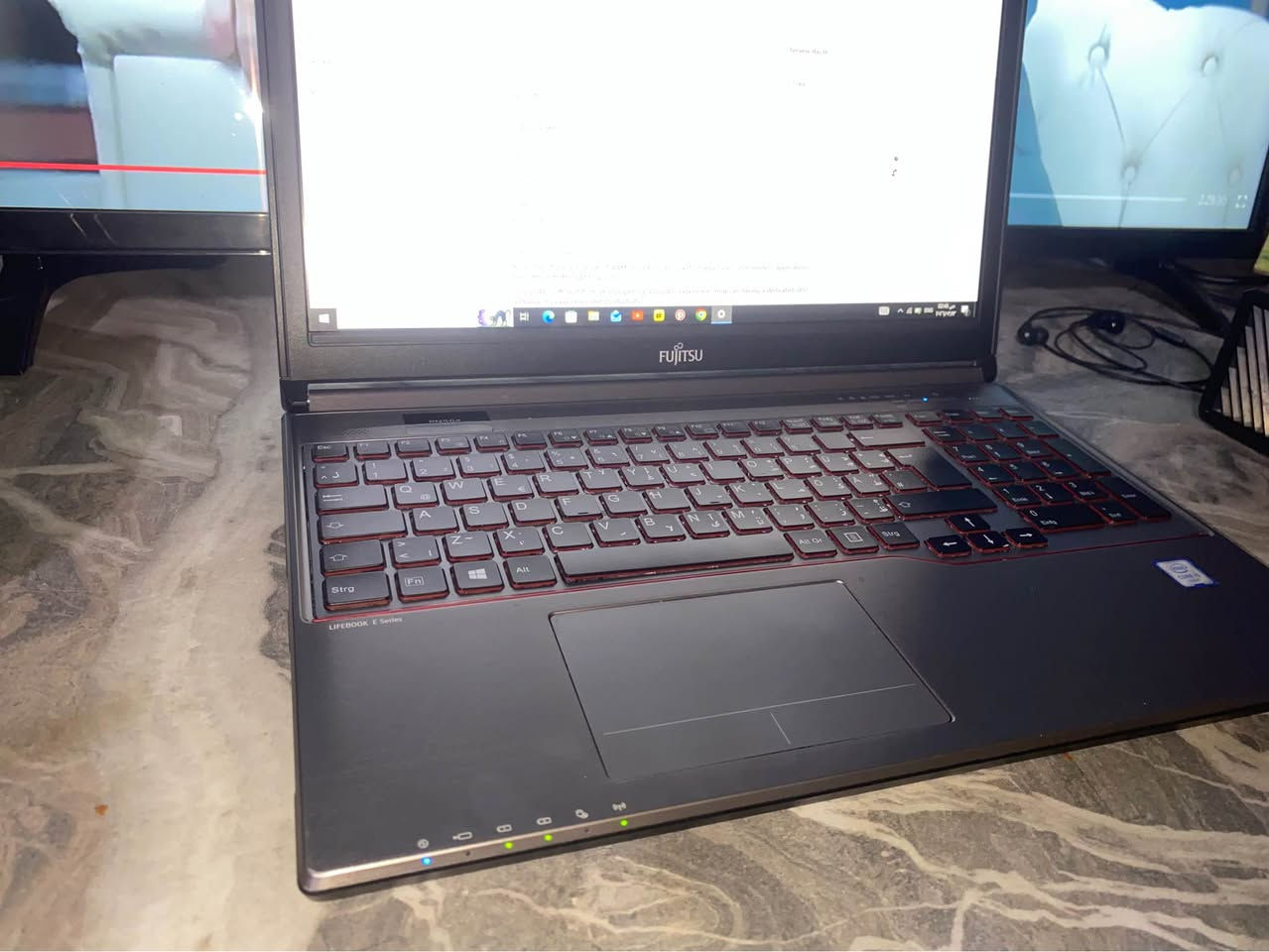 لابتوب فوجيتسو ياباني (Fujitsu) نظافة ممتازة مع بطارية مزدوجة وسرعة عالية.
المواصفات التقنية:
• الموديل: Fujitsu Lifebook E756.
• المعالج: Intel Core i5-6200U (الجيل السادس).
• الذاكرة (RAM): 8GB DDR4 (سريعة جداً في التصفح والبرامج).
• الهارد (Storage): SSD 256GB من شركة SanDisk (يفتح الجهاز في ثوانٍ).
• الشاشة: 15.6 بوصة (حجم مريح للعمل والدراسة).
• كرت الشاشة: Intel HD Graphics 520.
• البطارية: يحتوي على بطاريتين (Battery 1 + Battery 2)، وتعطي شحن ممتاز جداً (يظهر في الصور أكثر من 7 ساعات عمل حسب الاستخدام).
• المميزات الإضافية: * كيبورد يحتوي على أرقام جانبية (Numpad) مفيد جداً للمحاسبين والطلبة.
• كيبورد لغتين (عربي/إنجليزي).
• منافذ متعددة (USB, HDMI, VGA).
• تصميم نحيف ومتين.
حالة الجهاز: نظيف جداً ومفحوص، يعمل بسلاسة تامة مع نظام ويندوز 10.
لابتوب فقط بي هاي سواد طبيعي مال لزكه وشلتها وياها جنطه وشاحنه اصليه سعر225 وبيها مجال بسيط بغداد حي أو Colombo, Sri Lanka


**إذا كنت صاحب هذا الإعلان وتريد حذفه لأي سبب، رجاءا أرسل رسالة إلى الدعم الفني**