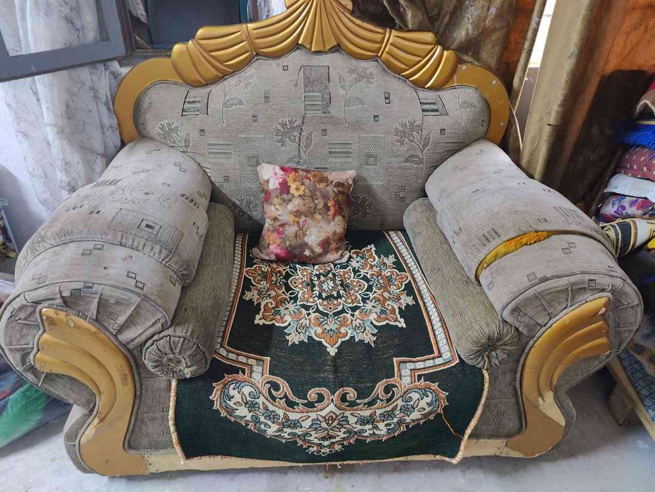 قيم و اخذ _قنفات اثنين (كبيرة و صغيرة رئاسي ثكيل)
و كراسي اثنين حجم كبير ثكيل رئاسي )
بغداد _الدورة_البوعيثة
***********
