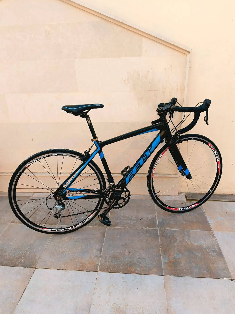 ‏موصل // المجموعة
‏
رود سباق ماركة فيلت ( FELT ) الامريكية 🇺🇸
‏
موديل 2020 حديث 🌟
‏بلادية على وضع الشركة بدون اي نقص او تبديل
‏مختمة بكل اجزاء الدراجة
‏
‏معدن الفريم // المنيوم + ماشه كاربون
‏قياس الفريم // 51 
‏
‏سستم الدراجة // شيمانو تياكرا  (Tiagra)  كامل بدون اي نقص
‏عدد السرع سبيد   10*2 
‏
‏ويالة الدراجة بولبرن + المنيوم طبقتين لتحمل الطسات
‏ والوزن 💫
‏السعر   400 ألف بيها مجال 
‏
للتواصل ع الخاص أو واتس / *********** 
‏*متوفر توصيل المحافظات
