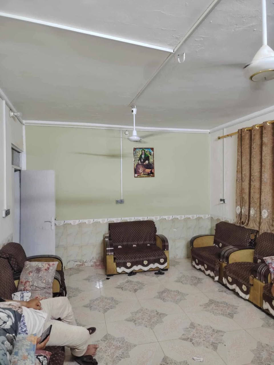 بيت للبيع في شارع البريد مقابيل البريد مباشراً
موقع تجاري ع شارع مباشراً :- 

المساحة :- 265 واقع حال =بسند 250

تفاصيل المحل :- 

البيت يحتوي ع محلات موقع تجاريةة ويرهم شقةة المحل طابقين 8ونص واجهةة و 6 م نزال علماً ان المحلات كونكريت مسلح وركن المحل الجوة درج يصعد لفوك يرهم شقةة المحلات .

تفاصيل البيت :- 

واجهه 4 امتار يحتوي :-

3 غرف 
صالة 
مطبخ 
استقبال 
صحيات داخليةة وخارجيةة .
مناور عدد 2
سطح شتايكر حديث .
----------

للتوضيح :- بيت محجوز مباردة نبيعةة محجوز واحنة نبقةة نسدد لان استقطاع الاكتروني داور بٱسمك مثقل بديون وتسديد علينةة ويداور باسمك بس يبقة محجوز فقط والاستقطاع مباشراً علينةة  .

ملاحضةة :- للبيع البيت + المحلات والمحلات ترهم شقةة لان بصفحةة مخلي درج ليفوك يصعد لطابق ثاني المحل .

رقم الموبايل غير متواجد ع فيس :- 

‏‪***********‬‏
