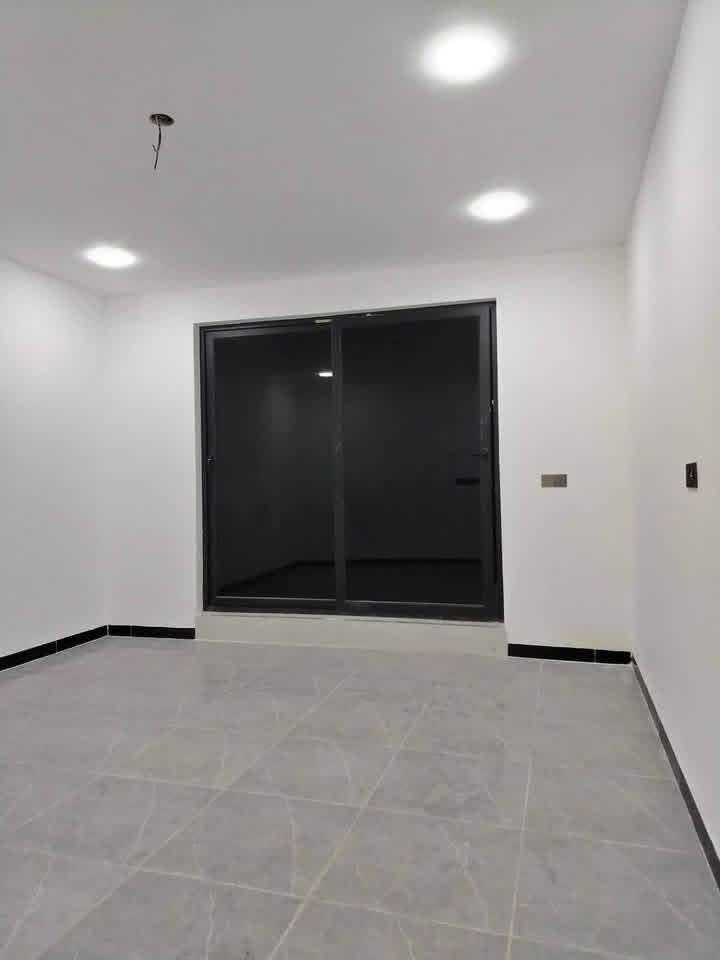 للبيع 100 م بناء حديث وتصميم متكامل! 🏠✨
الموقع: حي الجهاد - منطقة الأمانة (خلف الشارع العام مباشرةً - موقع مميز ).

المساحة: 100 متر مربع (واجهة 5م × نزال 20م).

نوع العقار: طابو ملك صرف (سند جاهز).

التصميم الداخلي:

3 غرف نوم مريحة.

صالة استقبال واسعة ومطبخ حديث.

حمامات عدد 2 + منور لتهوية مثالية.

بيتونة وسطحين (استغلال ذكي للمساحات).

المواصفات الفنية:

أرضيات مرمر فاخرة.

أبواب "قاصة" تركي توفر أعلى درجات الأمان.

شبابيك ألمنيوم (سلايت ومفصلي) لعزل ممتاز.

المنزل جاهز للسكن الفوري ولا يحتاج لأي مصاريف إضافية!

📍 للتواصل والاستفسار:

اتصال أو واتساب: ***********.
