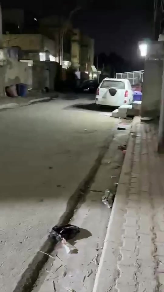 السلام عليكم بيت للبيع 200 مترا الحسينيه السكلات شارع 13 اربع غرف نوم وصاله وغرفه خارجيه وصحيات ومطبخ رقم *********** والرقم
