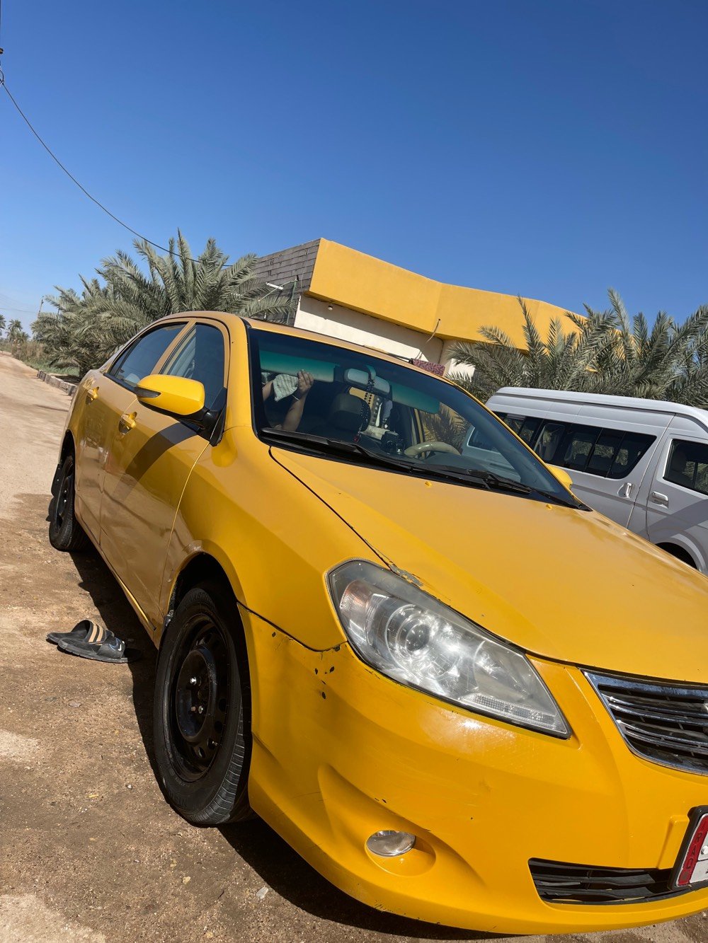 السيارة نوع BYD لونها أصفر، بحالة جيدة، مناسبة للاستخدام اليومي. تحتاج إلى بعض الإصلاحات البسيطة في البودي كما هو ظاهر في الصور. السعر منافس.
