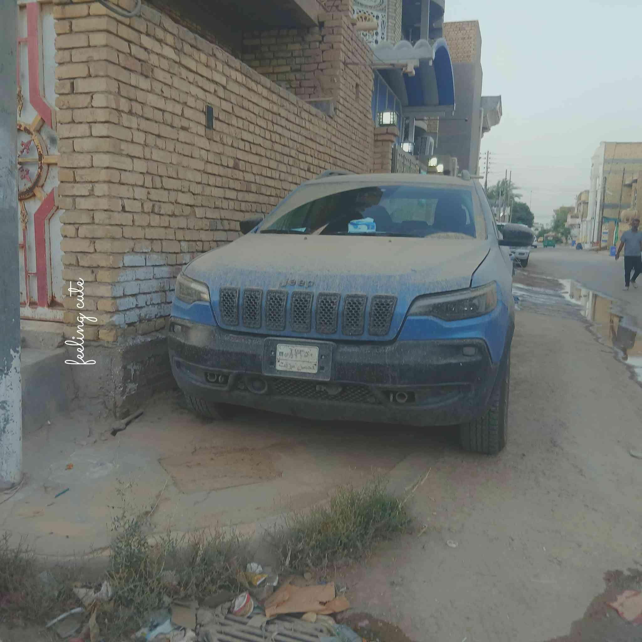 السلام عليكم من رخصة الادمن 🌓
سيارة جيب شيروكي (المعروفة محلياً في العراق باسم "بزون") بفئة تريلهوك (Trailhawk) موديل 2022 هي النسخة المخصصة للطرق الوعرة والقاسية. 

Fresno Chrysler Dodge Jeep RAM
 +1
إليك كامل المواصفات التفصيلية للسيارة:
⚙️ المحرك والأداء (المواصفات الميكانيكية)
المحرك: يأتي بسعة 3.2 لتر (Pentastar V6) سداسي الأسطوانات (6 سلندر).
القوة الحصانية: تولد السيارة 271 حصان.
عزم الدوران: يصل إلى 324 نيوتن/متر.
ناقل الحركة (الكير): أوتوماتيكي متطور من 9 سرعات (نمر).
نظام الدفع: دفع رباعي مستمر (4x4 / فور ويل) مجهز بنظام (Jeep Active Drive Lock) المخصص للظروف الصعبة مع قفل دفرنش خلفي (Diff-Lock).
وضعيات القيادة: نظام (Selec-Terrain) الذي يوفر 5 وضعيات قيادة تناسب جميع التضاريس (صخور، رمال/طين، ثلوج، رياضي، أوتوماتيكي). 

Cartea UAE
 +4
🌲 التصميم الخارجي والصلابة
الشكل والهيكل: تتميز فئة التريلهوك بارتفاع أعلى عن الأرض مقارنة بالفئات العادية لتسهيل عبور الصخور والمياه.
الإطارات والويلات: جنوط (ويلات) ألمنيوم مخصصة للطرق الوعرة قياس 17 إنش مع إطارات خشنة (All-Terrain).
الخطافات الهجومية: تحتوي على قلابات سحب بلون أحمر مميز في الأمام والخلف.
الحماية السفليّة: ألواح حديدية (تصفيح سفلي) لحماية المحرك وخزان الوقود من الصدمات.
الإضاءة: مصابيح أمامية زينون أو LED متطورة مع كشافات ضباب، وإشارات بالمرايا الجانبية المزودة بهيترات (تدفئة). 

Fresno Chrysler Dodge Jeep RAM
 +2
🛋️ المقصورة الداخلية والرفاهية
المقاعد: كشنات جلد طبيعي أصلي، مع تحكم كهربائي للمقاعد الأمامية.
الشاشات: شاشة وسطية لمس كبيرة قياس 8.4 إنش تدعم أنظمة آبل كاربلاي (Apple CarPlay) وأندرويد أوتو (Android Auto) ونظام الملاحة (GPS)، بالإضافة إلى شاشة رقمية ثانية في لوحة العدادات لعرض أعطال ومعلومات السيارة.
التبريد: تكييف مركزي قطعتين (أمامي وخلفي).
التشغيل: تشغيل السيارة عن بعد بواسطة الريموت، وبصمة تشغيل (دكمة) وبصمة أبواب.
إضافات أخرى: فتحة سقف (بانوراما في بعض النسخ)، ستيرن متحرك ومطعم بالجلد مع تحكم كامل، نقطة كهرباء منزلية (بلك سويتش) في الخلف، وجنطة خلفية تفتح وتغلق كهربائياً. 

Auto123
 +3
🛡️ أنظمة الأمان والرادارات
تعتبر سيارة البزون تريلهوك 2022 مدججة بالتقنيات الأمنية لحماية الركاب:
الوسائد الهوائية: تحتوي على 12 وسادة هوائية (إيرباك) لحماية كاملة لجميع الركاب.
الرادارات: رادار أمامي لتجنب الاصطدام، ورادارات جانبية للمساعدة في البقعة العمياء.
حساسات وكاميرا: حساسات أمامية وخلفية مع كاميرا خلفية دوارة ونظام مانع الاصطدام الذاتي عند الرجوع للخلف.
الأنظمة الذكية: نظام الحفاظ على المسار، مثبت السرعة الذكي، مانع الانزلاق (ABS + TCS)، والسيارة سعرها  عارقم الموجود وهاي جميع مواصفاتها ماعدا ألفتح للاستفار عن التفاصيل الرقم موجود *********** هاذا رقم صاحب السيارة وشكرأ للجميع
