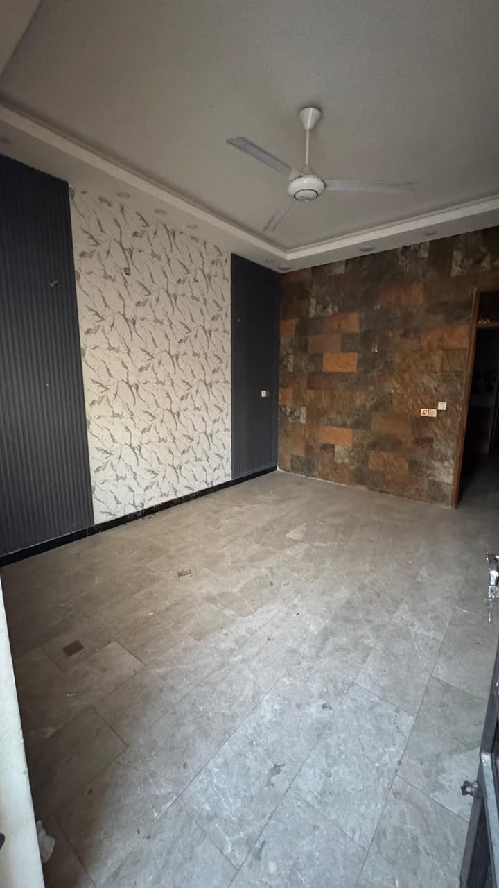 #للايجار______في______السيديه

بيت مساحه  100 متر 

يتكون من

اربع غرف نوم مطبخ صاله خدمات صحيه عدد 2

#الايجار مليون

خلف شارع 40

للاستفسار 

***********

***********
