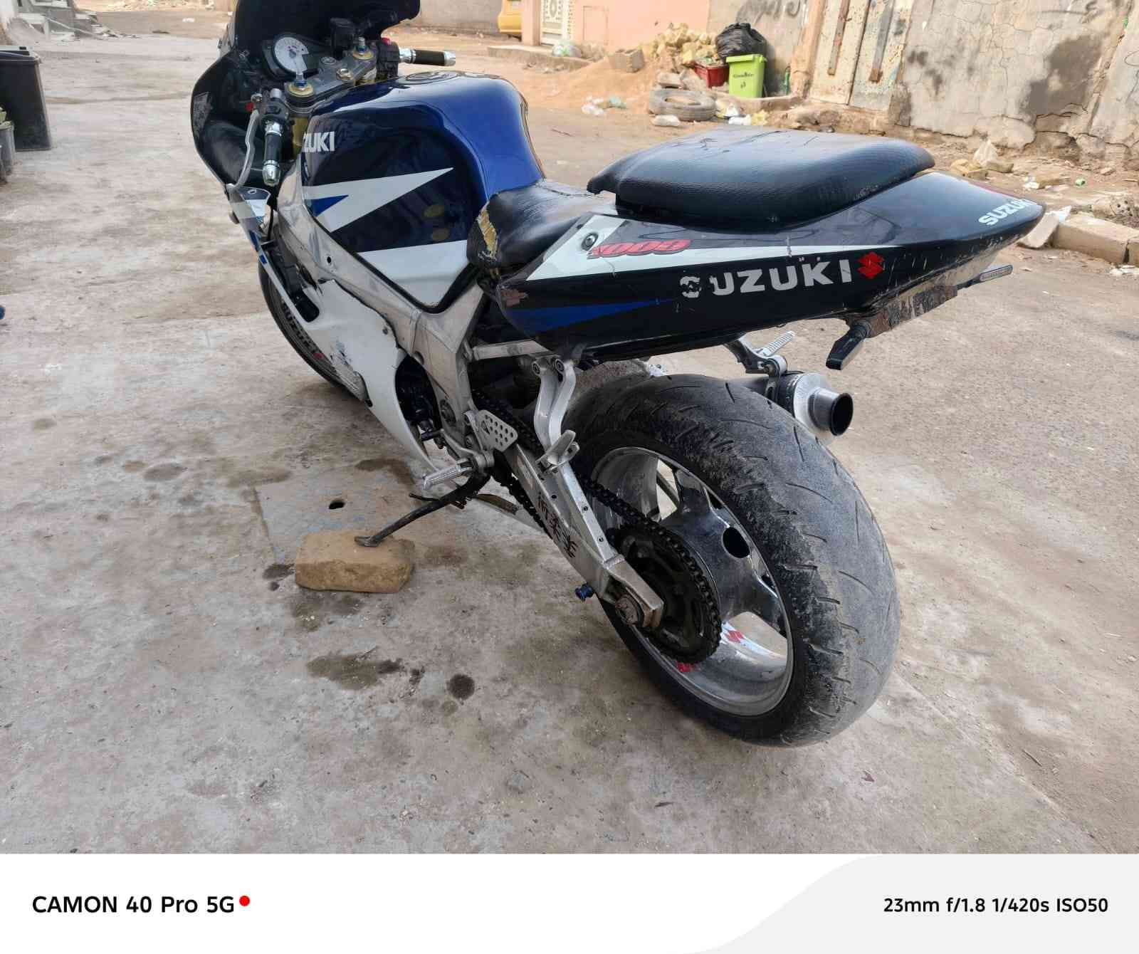 السلام عليكم
جكسر 750 موديل 2004
 دراجه  مكينه مفتوحه  خير من الله مكينه  ناعمه  لا تبخير لا تنقيص مال جناي دهن  جديد  سلولي 0نكره  سلف  شرط الشلعه بطناش اول ثاني  ثالث تاكل الكاع اكل  وين ما تريد ترايك لبصره   شرط 280دراجه شكتب عليه  قليل كله شغاله كير مكفول  
اوراق كامله وصل كمارك
كفراته كامله بيه شخوط. بصيطه واضحه   نتفوض عليه 
بريكت امامي خلفي شغال 
صالنصه كاربون فايبر 
صوته طرب 
برمجه عقل 
مكاني النجف شارع المطار الي يجلي يشلع عيوني وياخذه  ما ارد شخص 
سعره  حبايبي 18 ورقه وبيها مجال شراي خادم مو شراي لا تعبني اخي فدوة رحتلك  اقرة المنشور عدل واتصل فقط واتساب متوفر  ***********
