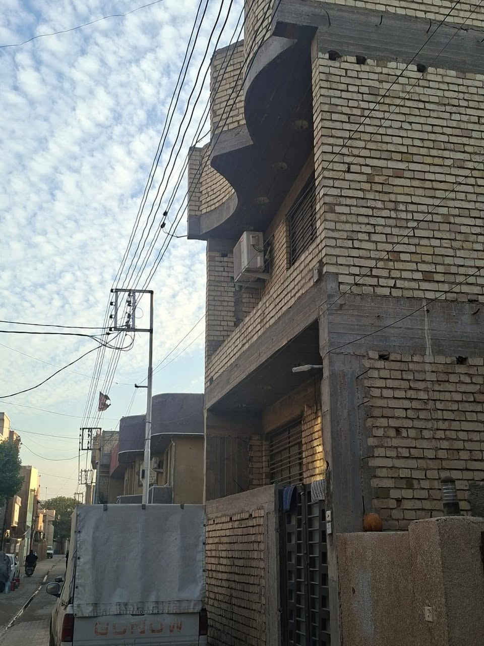 السلام عليكم للبيع مشتمل زراعي ارض البرزنجية 
مساحة ٩٧ م واجهة ٥,٧٥ م نزال ١٧م طابقين بناء حديث شارع عرضه ٨ متر مقرنص كامل الخدمات 
الطابق الارضي: طرمه مدخلين هول مطبخ و حولي غرفة نوم صحيات ترك 
الطابق الاول : ٣ غرف نوم+ صحيات 
الطابق الثاني : درج + سطحين 
(( يحتاج تكملة الواجهة تطبيق ارضية الطابق الاول + تغليف الدرج )) 
سعره ١٨٠ مليون بي مجال بسيط انذار كاتب عدل اصولي من المالك مباشرةً
الموقع: سبع ابكار خلف سوق السمجة والدخول من شاكر الوادي و مطعم البلام 
يمكنكم ارسال عقارات (قطع اراضي بيوت مشتملات ) لغرض غرضها في المكتب *********** واتساب
