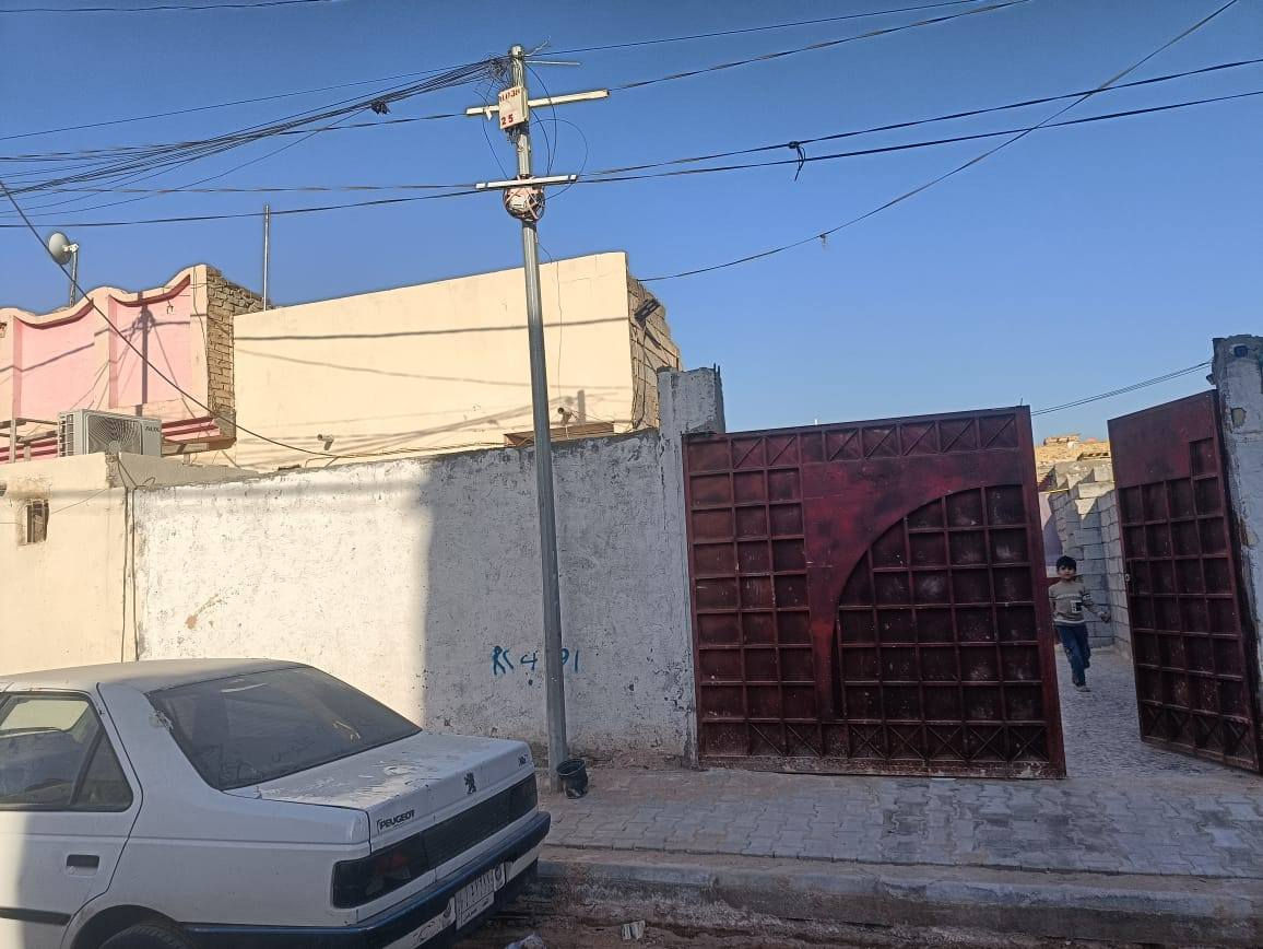 سلام عليكم بيت لبيع مال بلديه معاملته كامله وصله بس لتقدير بسمنه 
مكانه حي ميلاد جديد وره ملعب مساحته كليه 200م 100م مبنيه 100ساحه بي ستقبال مطبخ صاله غرفه صحيات داخليه و خارجيه تفصيل خاص او عل الهاتف ***********بي وتساب
