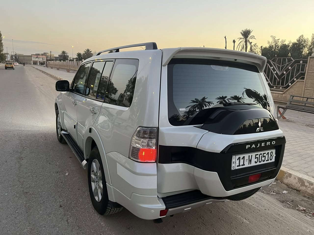 سلام عليكم 
باجيرو مديل ١٧ حبتور فول موصفات مكيه ٣٥٠٠
كفاله عامه من كولشي 
ماشيه ٨٠ الف 
دبل مروحه معالج طسه
تخم تاير 
عدسات زنون اصلي 
معالج طسه
رقم بغداد جديد بسمي 
رقم تليفون  *********** 
ناشر فديو موضح كولشي بي
