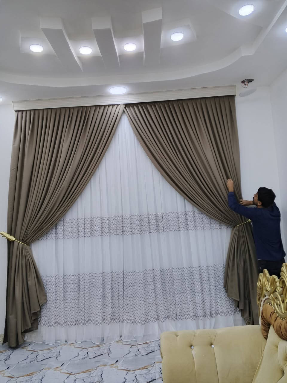 🎯 أضف لمسة فخامة على نوافذك — تشكيلات ستائر مودرن جاهزة وتفصيل!

✨ جدّد ديكور منزلك بلمسة من الرقي مع أحدث موديلات الستائر المودرن!
تصاميم عصرية، تنفيذ متقن، وخيارات تناسب كل الأذواق.
تجدونه فقط عند ستائر عبد الرحمن 
✅:
• أقمشة راقية (شيفون + طبقة تعتيم)
• ألوان أنيقة: بيج، بني، أسود، أزرق والمزيد
• تفصيل احترافي يلائم كل المساحات
• موديلات مثالية لغرف الجلوس، النوم، والاستقبال

العنوان: شارع سيد نور السلام مول 
مجاور صيدلية تاج الدين 

رقم الهاتف؛***********
