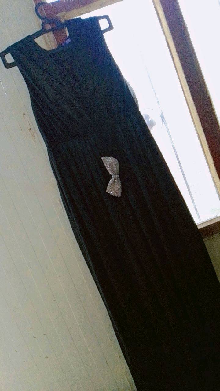 عندي ثلاث قطع فساتين أنيقة مثالية للمناسبات والحفلات. الفستان الأبيض الأول مزيّن بتطريز براق على الصدر يعطيه لمسة فاخرة ومميزة. الفستان الأسود يتميز ببساطة التصميم مع فيونكة براقة على الخصر تجعله أنيق ومناسب للسهرات. القطعة الأخيرة عبارة عن ثوب أبيض طويل مزين بزهور ذهبية عند الرقبة والخصر، مثالية للمناسبات الخاصة. جميع القطع في حالة جيدة جداً ومستعدة للاستخدام الفوري.