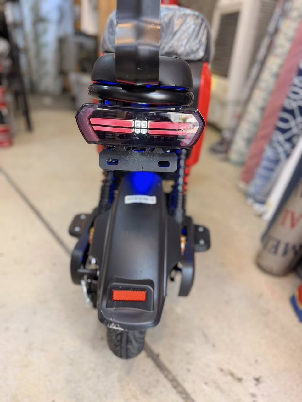 دراجة شحن كهربائية R9   سرعة 100 استخدام يومين فقط جديدة بل باكيت شخط مابيها كاملة مكملة المكان بالكاضمية السعر 550 الف لتواصل 
***********
