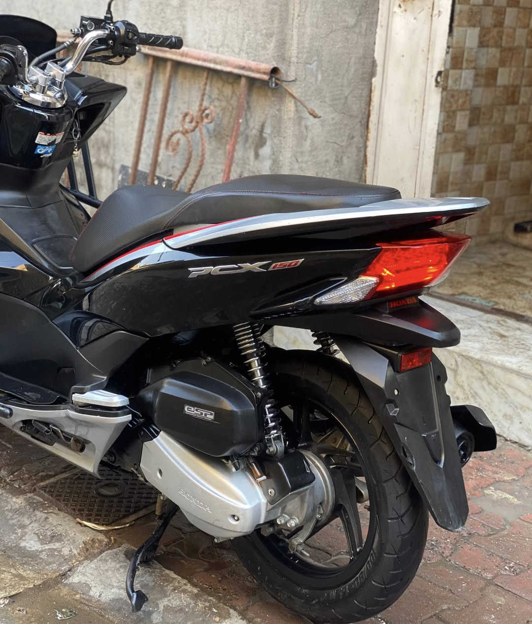 السلام عليكم للبيع
دراجة pcx 2017 جيل ثاني ام لد 
نازلة قبل شهر عدل مال رمبة جديده لوك 

لونين بلادي خمسينية 
اسود مطعم برصاصي 
حجم المحرك 150cc 
عداد المسافة 42 الف حقيقي 
دخلت ماشيه 35 مشي كله بره 
مكينة خرسة متسمع صوت لها 
فج احمر بلاد 
درع حماية للبجم 
تايرات جلاتين خلفي امامي 
خطوط شركة بيهن 
حساس زداحم + ستان كهربائي 
ماطول عليكم الدراجة ع وضع معرض 
مكفولة كشر ومكينة و كهربائيات 
شرط الفحص وين ميعجبك تاخذه من باب 
البيت دراجة جديده جديده بمعنى الكلام 

اي ستفسار متواجد خاص او واتساب 
رقمي *********** 

مكانها النهظة الشيخ عمر قرب 
باجة الحاتي
