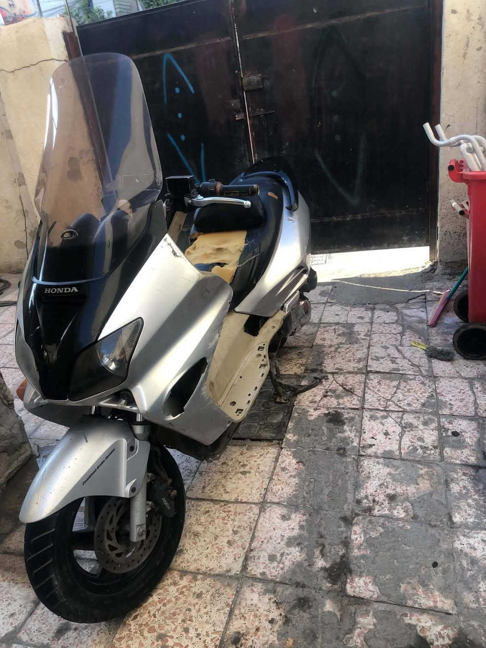 السلام عليكم درجة فورزه 6 0البيع سعره 600وبيه مجال الريدهه ينتصل بل رقم ***********
