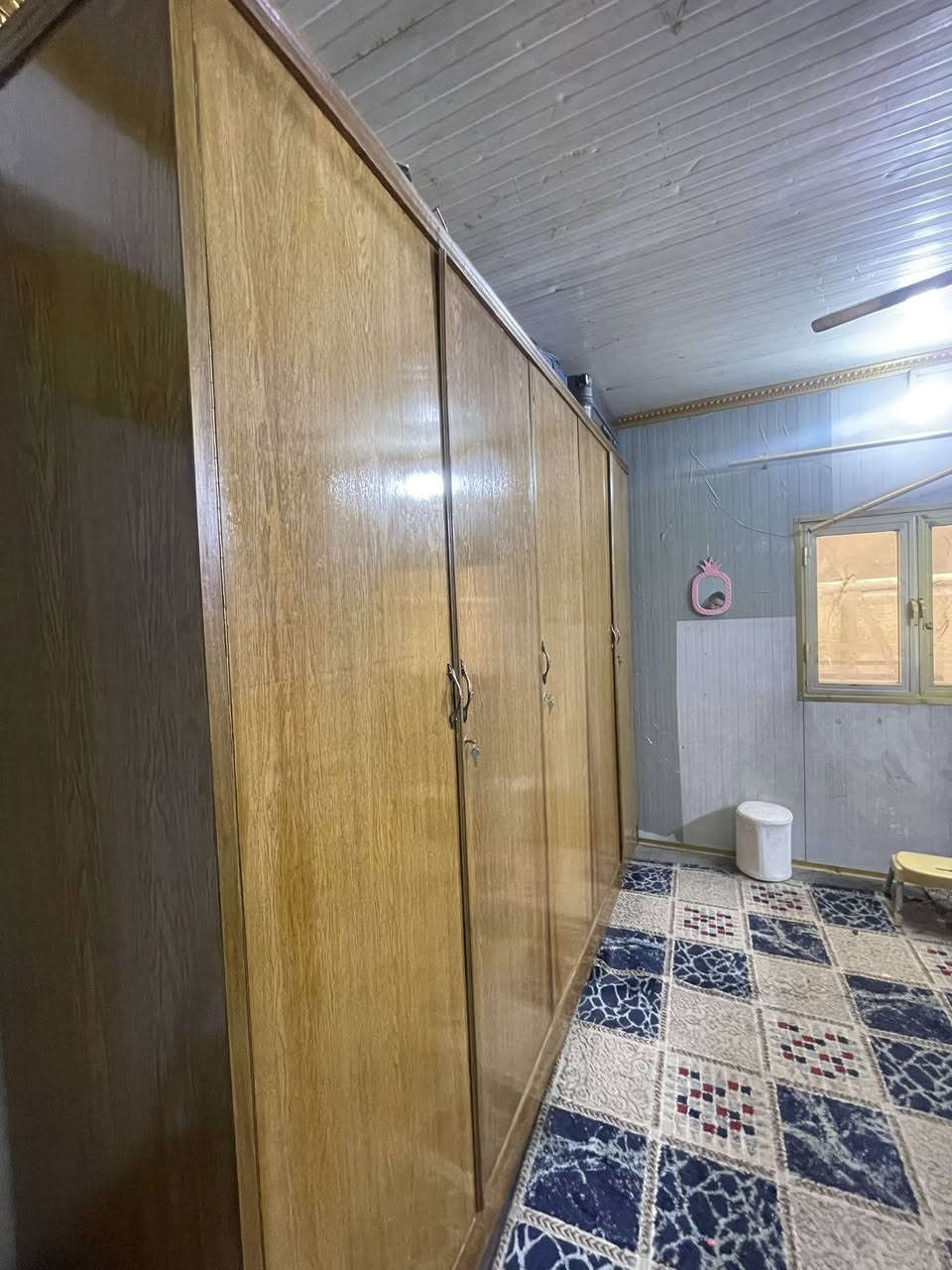 السلام عليكم كنتور 5ابواب اسنتدر درجه اولى خشب محشي نوع سنديان اقل من سنه صار عندي ع شد النجار ابد ما مفتوح باب طويله ملحق داخلي  السعر 750 وبي مجال مكاني حي العامل وتساب ***********
