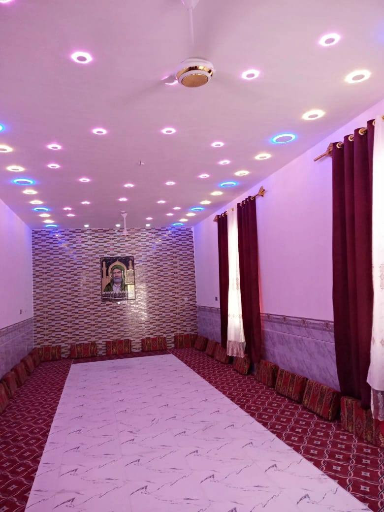 السلام عليكم
بيت للبيع زراعي مقابيل الطاقه الكهربائيه الجديده 
مساحه 550
بناء جديد 
مكون من
3 غرف
و صاله 11 متر
واستقبال 7 متر 
وصحيات داخليه وصحيات خارجيه
و دوانيه 13 متر
للاستفسار اكثر ومعرفه سعر الاتصال علئ رقم ***********
