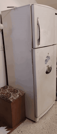 ثلاجه وميز بلازما نضيفات السعر ١٥٠ اثنينهن مكاني ورديه خارج مقابل مستشفى الكفيل *********** خاص متوفر
