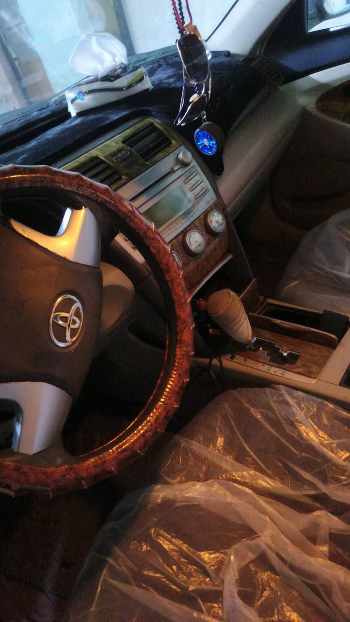 السلام وعليكم
كامري 2009 للبيع او مراوس حسب القناعه 
لتواصل راسل خاص او اتصل ع هاذه الرقم ***********
