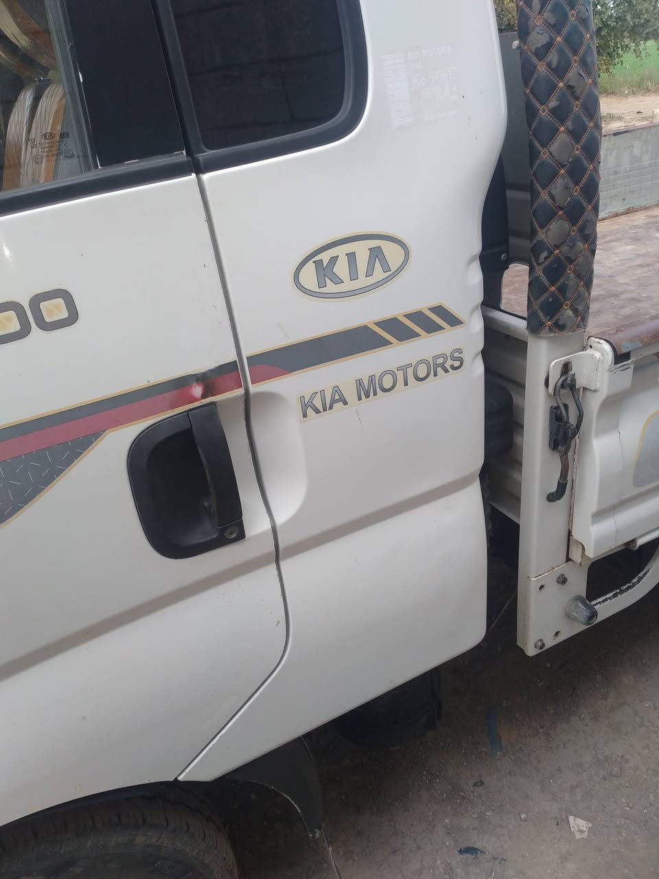 كيا حمل موديل 2016  مكفولة كفالة عامه من ضربه وتبديل وصبغ بيها شبر بارد بل ربع بس تاير أمام جديد قبل شهرين مبدلهن خلفي نص عمر بس نضاف محركه كير صدر كهربائيات كله شغال وجديد
ملاحظة لمحرك ينقص دهن بل ١٠٠٠ نص لتر فقط
سيارة رقم واسط مشروع وطني بسمي رقم جديد مصفرة من ضريبه ولغرامات مكان سيارة واسط العزيزية 
سنويا لل ٢٧ شهر ١١ يلا تسقط 
سعر ١٠٨ وبيها مجال
***********
