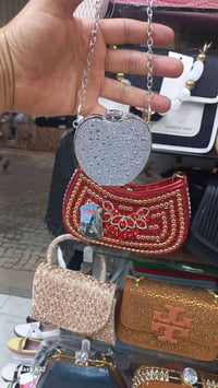جنطة صغيرة • مراية