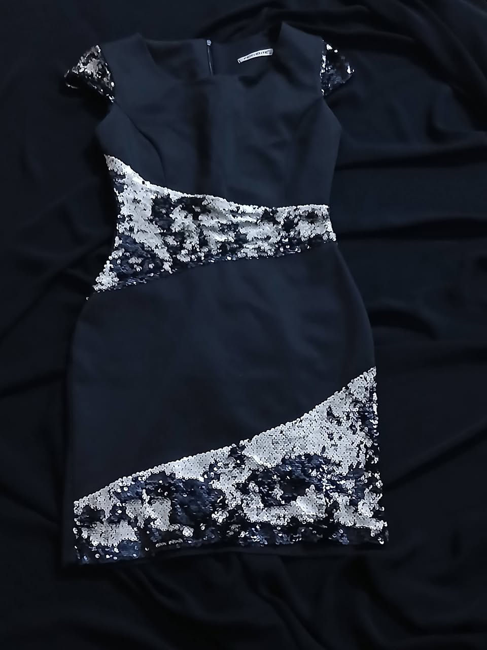 السلام عليكم 
بنات عندي هذني الفساتين والتنورات والأحذية 
لابستهم لبس قليل نظيفات ومابيهم شي 
محتاجه وأريد أبيعهم 
كل واحد وسعره 
الأحذية قياس 38
الفستان الأسود قياس 40
الفستان الأبيض والأحمر قياس 36
#للاستفسار خاص


**إذا كنت صاحب هذا الإعلان وتريد حذفه لأي سبب، رجاءا أرسل رسالة إلى الدعم الفني**