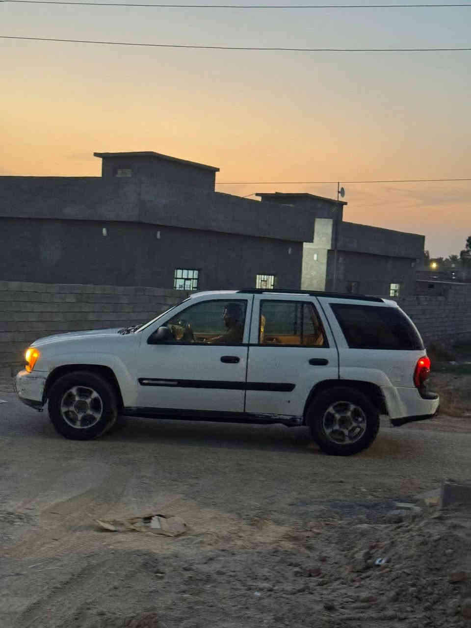 السلام عليكم 
بلايزر مزاد الداخلية 2005 مكينه وكير بلادي مال كصه تبريد ثلج تدفئه شغاله السياره كلها شغاله ضفيره بلاديه مابيها ولا جطل دواخل نضيفه مابيها كسر تايرات نص عمر مال جكساره السياره بدون ضربه بدون معجون فقط شبر بالهلال الخلفي تحتاج صبغ عام وتكعد عروس السياره على ايدي صار سنتين ماشفت بيها عطل من فضل الله 
مكاني صلاح الدين العلم 
السعر 52 وبيها مجال للطيبين 
***********
