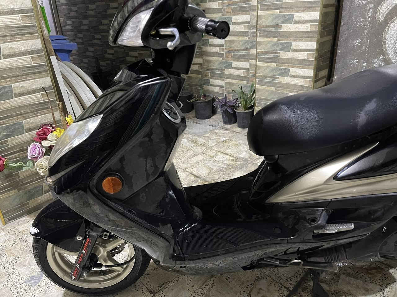 السلام عليكم دراجة للبيع او مراوس سكنس فحل طلاعات سكليتر خطين بكلايت لد بلاديه كلة شغال سلف  بيهه دكشن عالي رياضي بلادي اشاير لايت كلة شغال تخم تايرات جدد دبلات امامي جدد فج امامي جديد دهن جديد جيب فيتر وفحص فقط عداد الاكتروني طفه عنوان بغداد الحريه او الكاظميه  للاستفسار ***********
