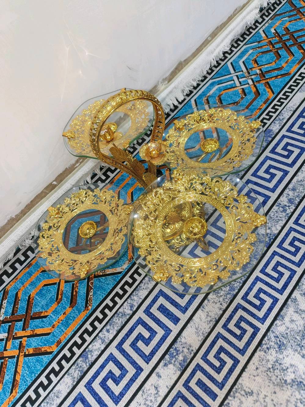 مقدمة حلويات العيد رباعية لون ذهبي 
للبيع قطعة ديكور وتقديم استثنائية تجمع بين الفخامة الكلاسيكية واللمسات العصرية. تتميز بتصميم أنتيك مذهب وتفاصيل فنية دقيقة تجعلها قطعة مركزية (Centerpiece) رائعة لطاولة الضيافة أو غرف المعيشة.