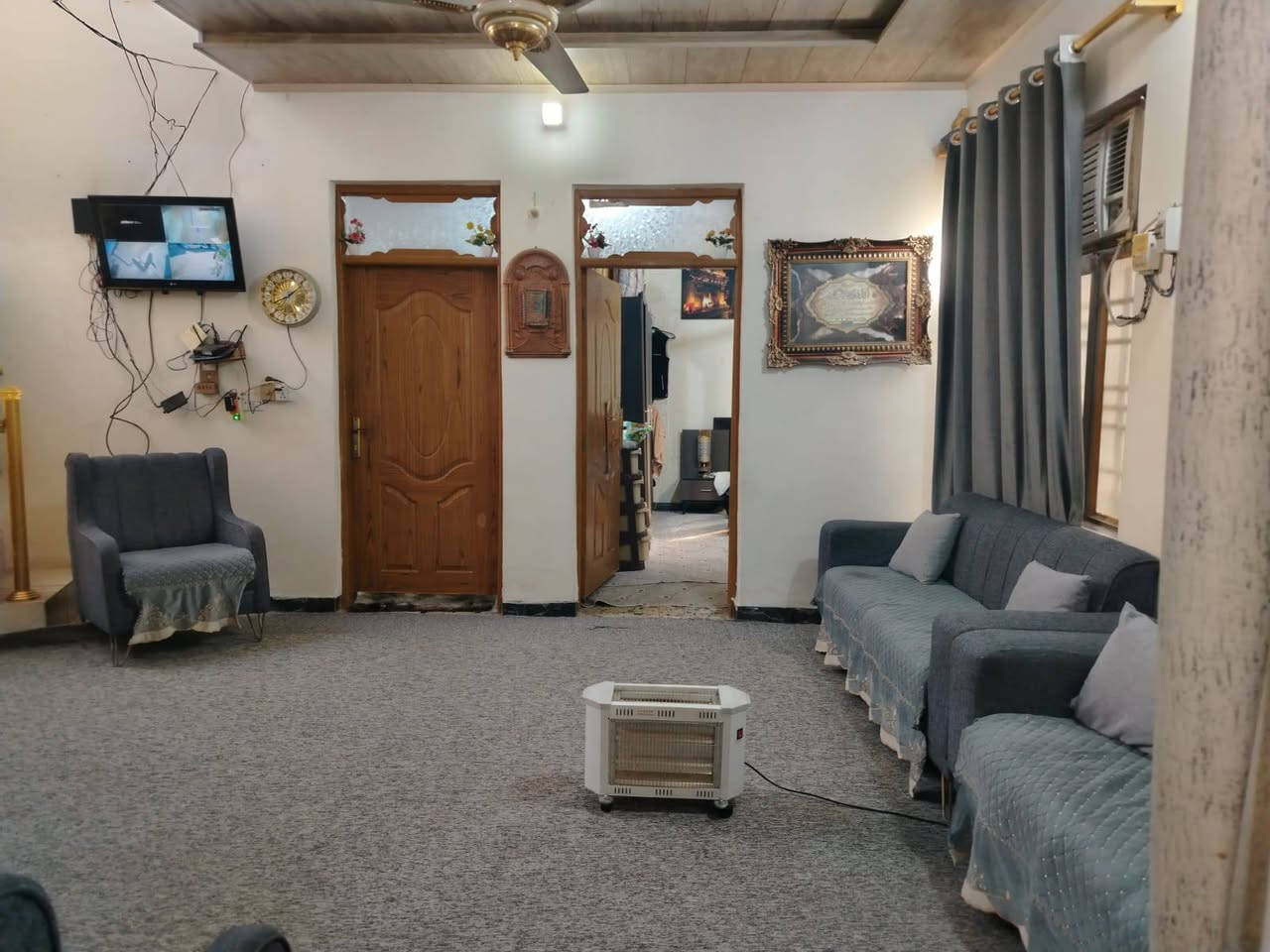 سلام عليكم
بيت 200 متر طابو زراعي سند 25
البناء طابوق اساس+سقف صب

يحتوي على غرفتين و صالة و استقبال و مطبخ حار و بارد و حمام داخلي و خارجي وحديقة  و مكشوفات 2 

موقعة شارع المطار القديم قرب جامع ام البنين القبة الذهبية 

للاستفسار ***********
