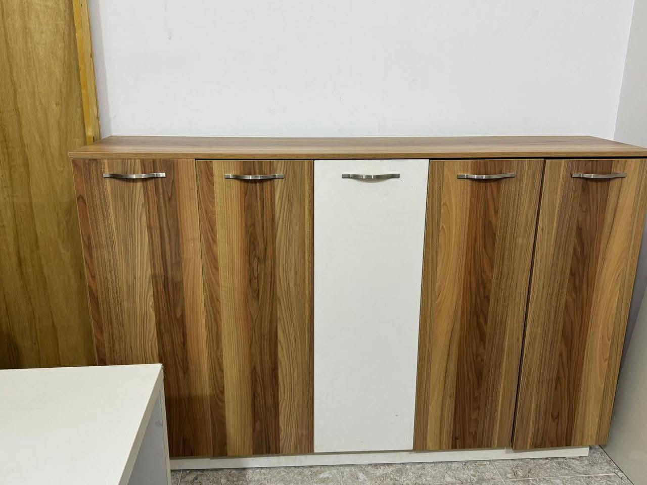 ميز مكتبي مع ملحق بوفيه انتيكات
الزيتوني ميز لمكتب دوار للبلازمه و ملحقه 600 سعره 
وميز لمكتب الابيض و ملحقه 550 
وكراسي الدوار 75 وكرسي ثابت 40
***********
