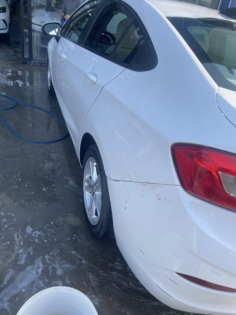 السلام عليكم كروز موديل ٢٠١٨ حادثها جاملغ امامي حادث امريكا ويمي صار بيها حادث بالجاملغ الخلفي كير محرك تبريد كله نظيف بغداد صارت حره قبل شهرين والتحويل مضمون سعرها ٨٠ ورقة مكاني زيونه او الدورة 
***********
