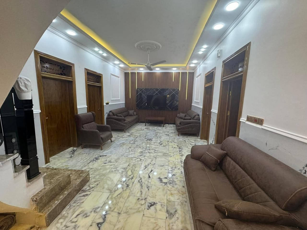 بيت ملك صرف للبيع 
المساحة 300 متر كونكريت 
يقع ع متنزه  الواجه 15 والنزال 20 
حي الزهراء الاولى  قرب فلكة نجاح 
يتكون من 
3 غرف نوم 
2 صالة 
مطبخ حار ومطبخ بارد 
مضيف طوله 12*4 
كراج سيارة  صحيات داخلية وخارجية 
بناء حديث  
منطقة كاملة الخدمات  ماء ومجاري وتبليط 
للاستفسار اكثر  
الاتصال  ع الارقام التالية 
*********** 
***********
