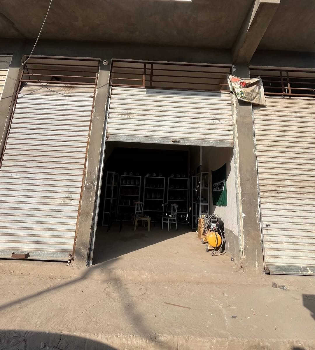 سلام عليكم
محلات عدد اثنان مساحه المحل الواحد ١٠٠ متر
يرهمن معمل حديد او المنيوم او مخازن....  الموقع السوق 
فرع شركه الفاهم للطيران
 خاص او ***********
