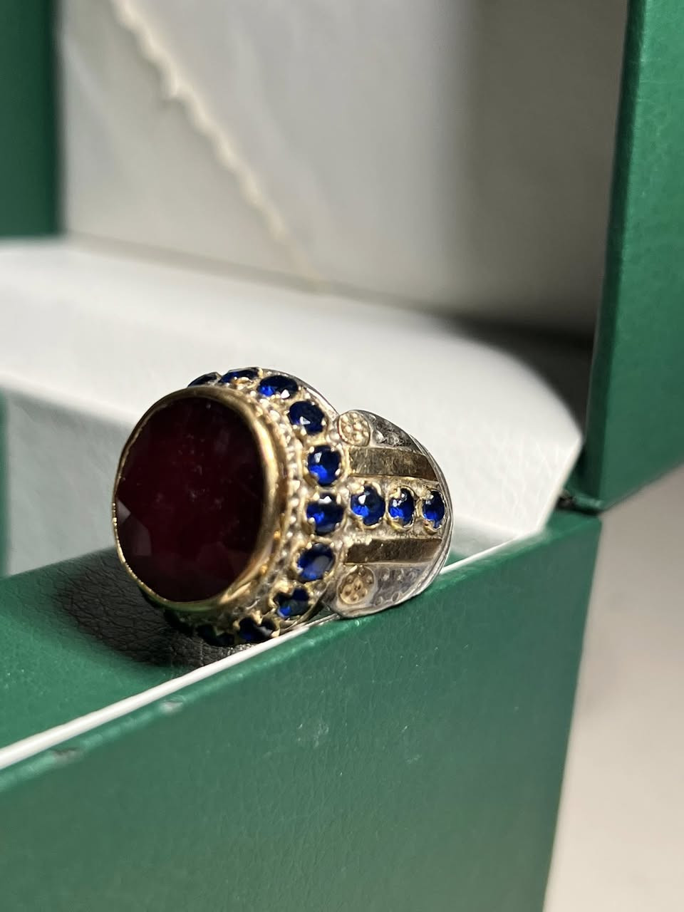 السلام عليكم خاتم ياقوت أفريقي فرط الرمان صياغه باسم زاروكه السعر خاص رقم التواصل ***********
