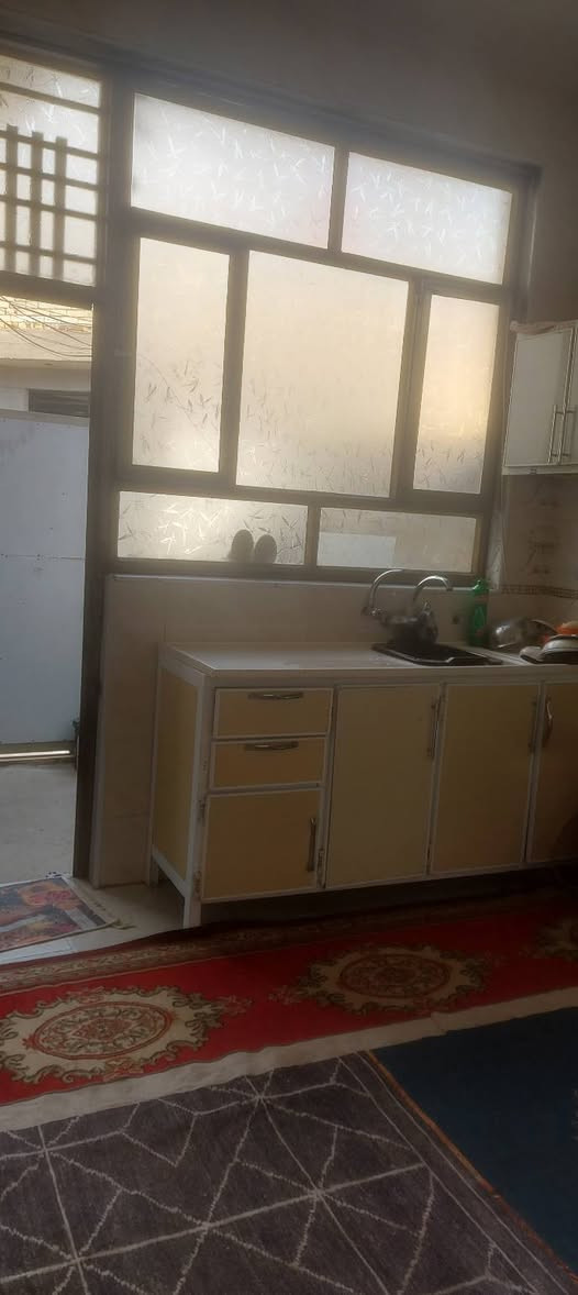 دار لبيع مساحه 100 واجه 7.50 ونزال 13.50
مطبخ. 3*3 

ستقبال 4*475
كليدور 7 *3.50
غرفه 4.25 *5 
صحيات داخليه.

بيتونه 5 * 3.40 

خدمات كامه ما مجاري تبليط.  قريب ع الشارع الرئيسي حله دوانيه.  

العنوان نادر قراغول شارع زين العابدين للاستفسار
التصال. ع الرقم *********** 
او مراسله ع الخاص. بناء حديث 2022
