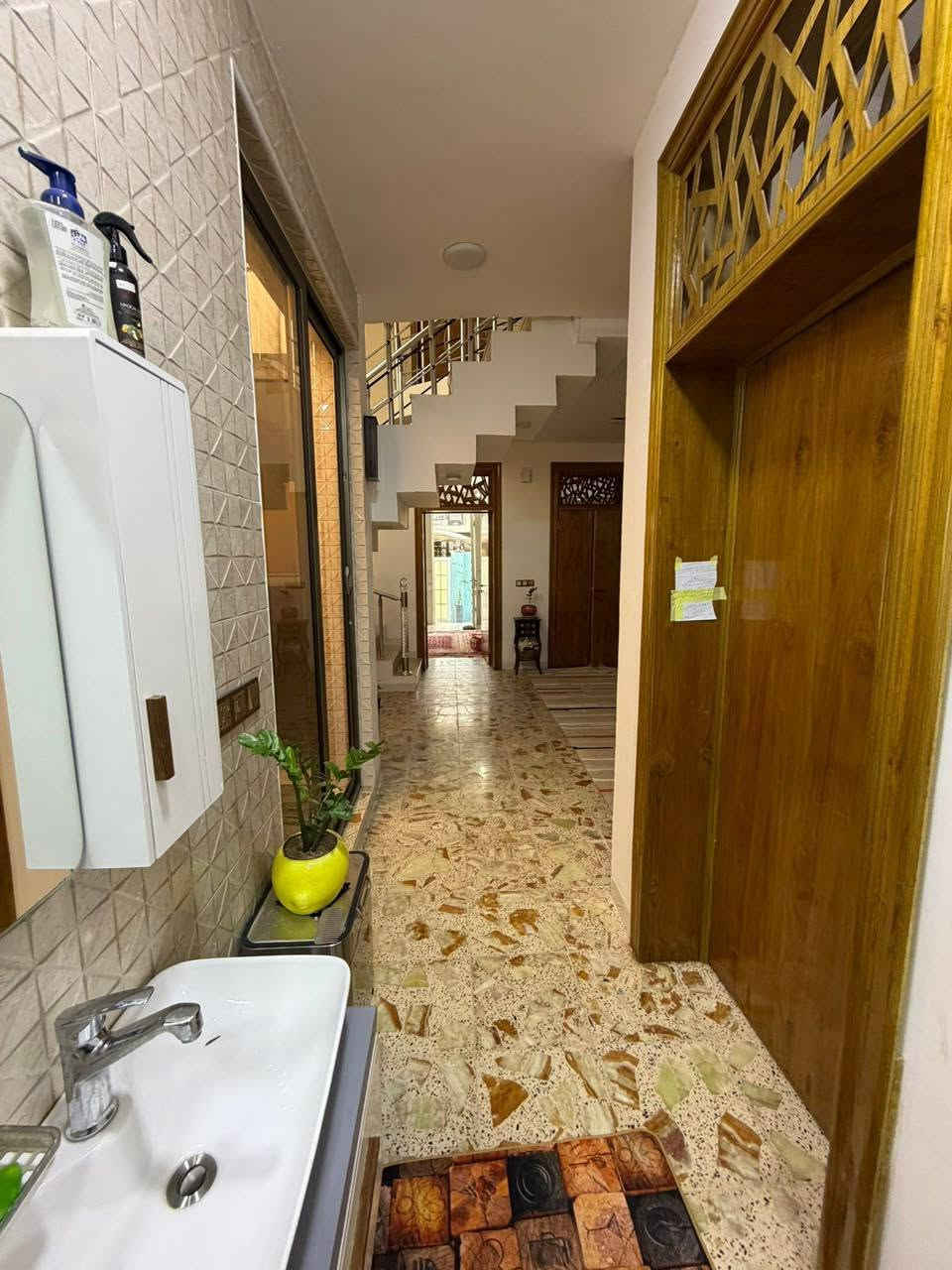🏡/ دار للبيع المساحة ١٥٠ م طابو صرف
الواجهة ٧.٥ م / النزال ٢٠ م 

🧱/ بناء حديث درجة اولى 

الطابق الاول/ مطبخ حار بارد . هول . استقبال . غرفة نوم . حديقة داخلية . كراج . مجمع صحيات داخلية وخارجية 

الطابق الثاني/ غرفتين نوم . هول . مجمع صحيات 

🌏الموقع / حي الامام مقابل كرار ابو الكص او لحوم حجي حسين الخفاجي

            ( قريب جداً من الشارع الرئيسي )

⭕️ نستقبل جميع العروض السكنية والتجارية والزراعية في جميع مناطق الحلة 

لمعرفة السعر مراسلة الصفحة او مراجعة مكتب 

بشار للعقار والمقاولات شارع ٦٠ بداية شارع الحسينية 

***********

***********
