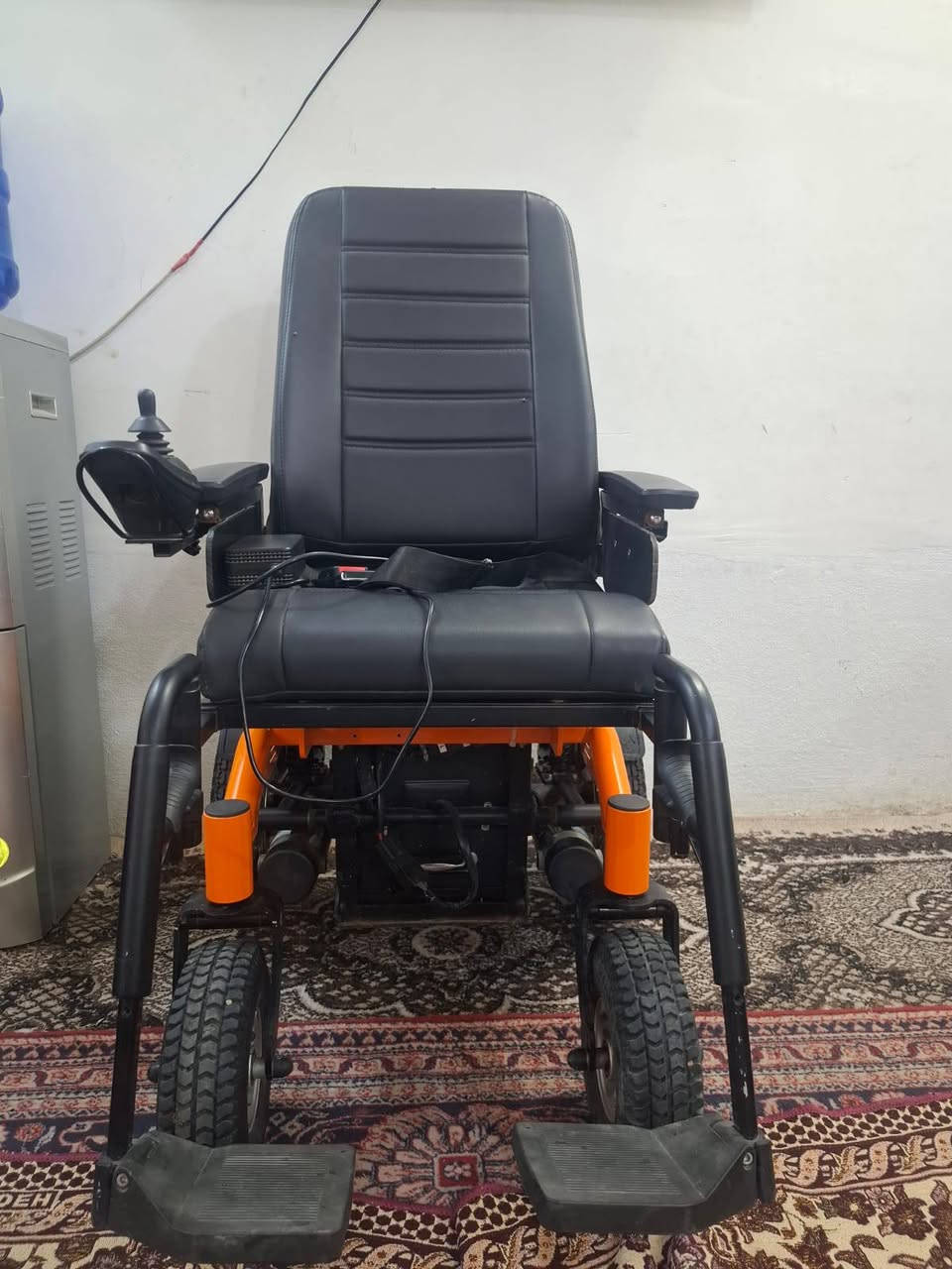 السلام عليكم للبيع 
كرسي كهرباي متحرك مستخدم قليل جدا نضافه 90% السعر 450 الف للتواصل على الرقم ***********
