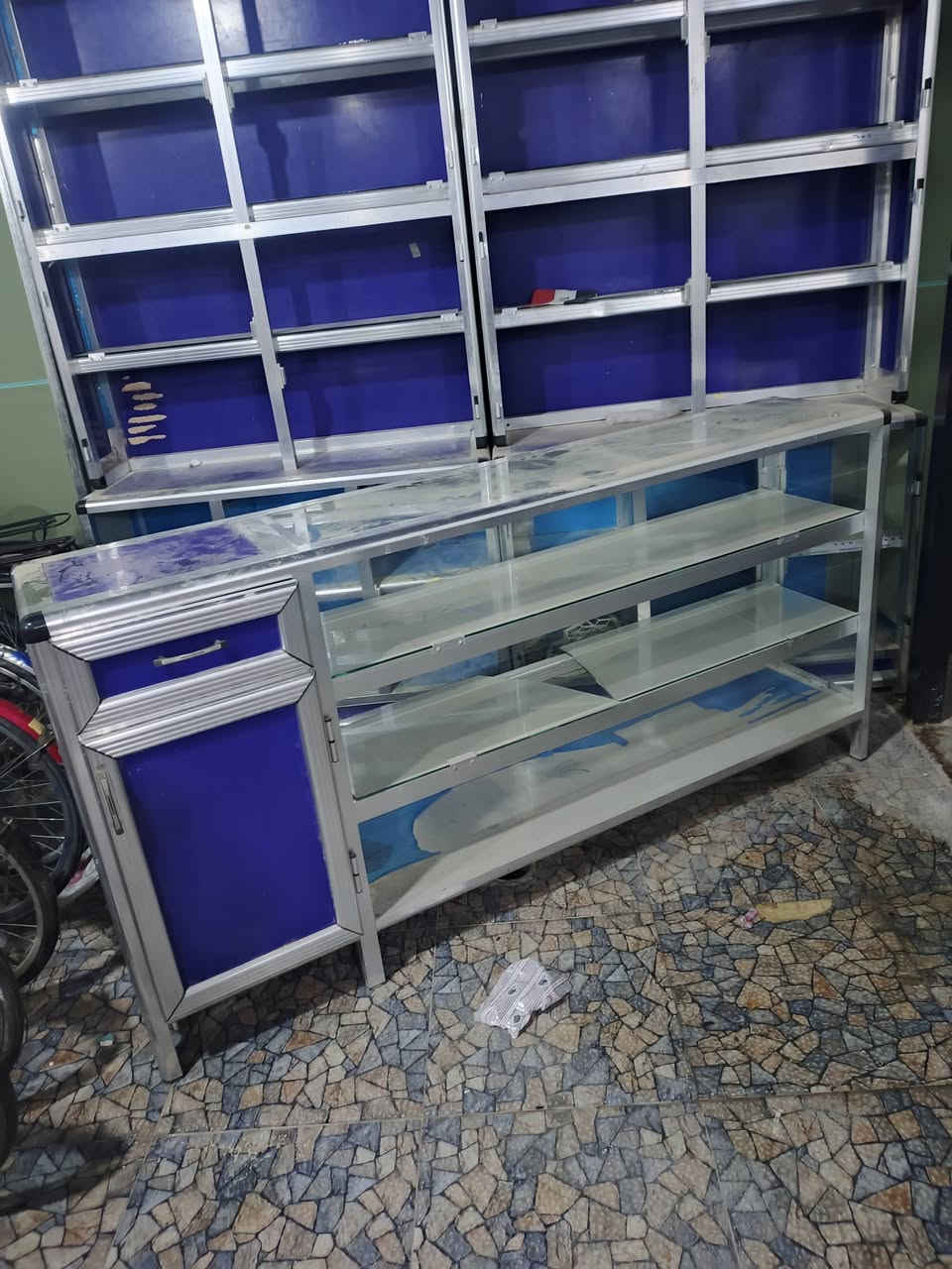 رفوف وباترينة للبيع مكان رمادي***********
