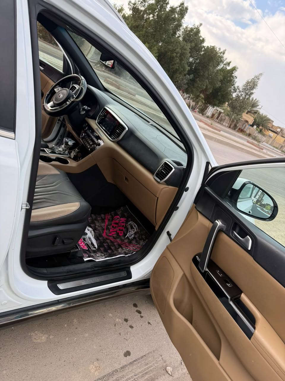 سلام عليكم كيا سبورتج 2019 جيتي خليجي ماشيه 107كم مبدل دعاميه او بنيد بدون دواخل او بيه طخات موضحه بالصور السعر 198او بيه مجال بسيط رقم ***********
