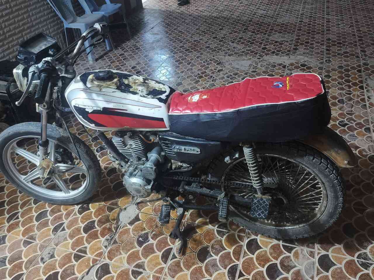 السلام عليكم سيفان للبيع موديل 20 اوراق للبيع السعر 250 وبيه مجال كلش بسيط 
مكان الحمزه الغربي عل سريع قرب شركه الاتحاد ***********
