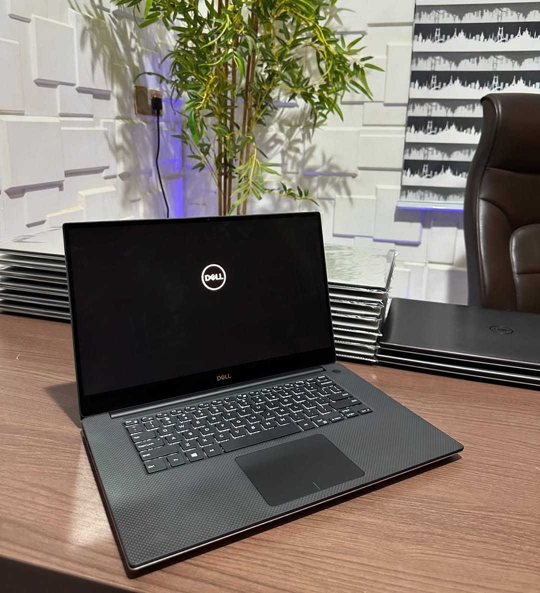 #الوحش لابتوب وورك ستيشن Dell Precision 5540

اللابتوب اخو الجديد، شرط الفحص، نسخة البرزشن معروفة بالتحمل و الاداء العالي، تهوية اللابتوب عالية جدا يعني مناسب للشعل المكثف و برامج التصميم و الهندسة و الألعاب.

المعالج : كور i7 من الجيل التاسع بأعلى و أقوى فئة ( H ) و فئة H تعني: High Performance أي (فئة الأداء القوي) وهذه الفئة خاصة للإلعاب وبرامج التصاميم والهندسة.

الرامات : 16 كيكا 

المساحة : 512 SSD 

#كارتين_شاشة:

الأول كارت داخلي: أحدث نوع (ألترا أتش دي - UHD) حجم 8 كيكا

الثاني كارت خارجي: NVIDIA Quadro T1000 حجم 4 كيكا أسرع فئة GDDR5 

حجم الشاشة 15.6 فول دقة Full HD

اللابتوب أيضاً قابل للتطوير بشكل مو طبيعي تكدر تطور كلشي بي، يعني إذا حبيت تطورة بالمستقبل، بدل ما تشتري مواصفات اقوى هو يقبل تطوير.

الدل البرزشن غنية عن تعريف جهاز كلش قوي .. تكدر تبحث عنه و تشوفة بالمراجعات و قوته بالبرامج و الألعاب.

#برامج_منصبة_باللابتوب:

- مجموعة الاوفيس كاملة

- مجموعة الادوبي 

- برامج مشاهدة افلام ومباريات كرة القدم (شبكتي و سينمانا) 

- مواقع تواصل اجتماعي 

- كيم لوب

- ستيم 

- اوتوكاد 2021 (مفعل مدى الحياة)

#السعر 650 ألف مع #سيت_ملحقات (حقيبة + ماوس + ماوس باد + هدفون + ستاند تلفون + الشاحن)

بغداد حي العدل (توصيل #مجاني بكل العراق)

للتواصل واتساب ***********
