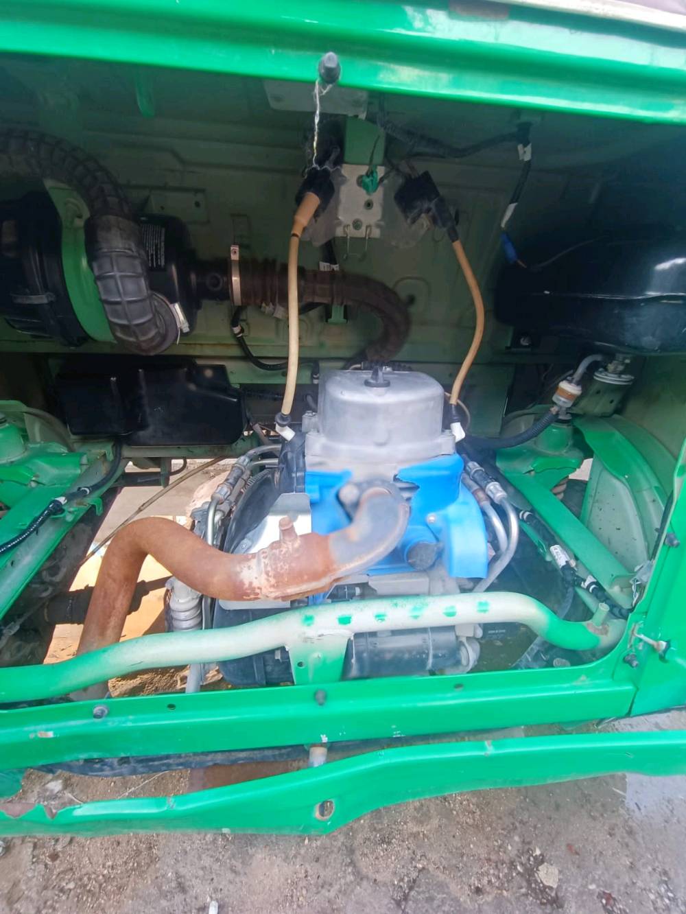 تكتك بحالة جيدة مع لون خارجي أخضر جذاب. المحرك يعمل بشكل ممتاز والدعامات والسقف جيدين. الداخلية نظيفة وتتضمن مقاعد مريحة. مناسب للنقل داخل المدينة أو للعمل اليومي. ممتاز للاستعمال الشخصي أو التجاري.