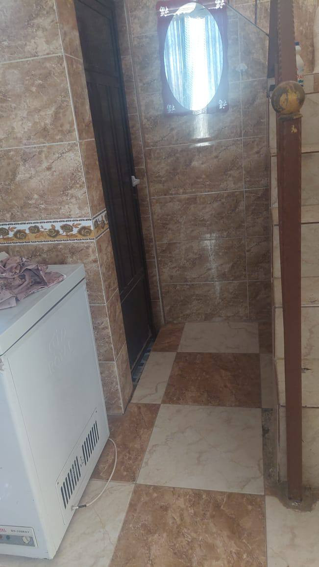 دار معروض لبيع  عنوان هيت حي خضر  قرب بيت كدر  يحتوي بيت على غرف 2و فوق 1 ديوانيه ومطبخ وصال يحتوي على صحيات داخل و خارج  مساحة بيت 200الاستفسار على رقم ***********
