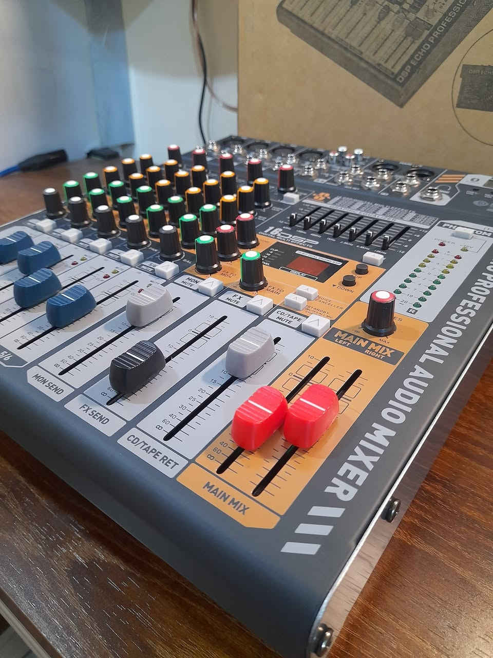 يا الله 
قطعة لا تتكرر دائماً 

📢          مكسر الصوت الاحترافي 
  (   Debra Audio EVA-6  )            

هذا المكسر عبارة عن منصة هندسة صوتية وماسترنك 
اكثر من كونه مكسر ،
يجمع بين المتانة وجودة التصنيع،
 والحداثة في عالم الصوتيات 

مكسر + كرت صوت احترافي  + مشغل بلوتوث
 + معالج مؤثرات صوتية احترافي 

🔥أهم المميزات  🔥

●  تسجيل الصوت الذي على المكسر بكامل المؤثرات 
تسجيل خام ،
من خلال وضع فلاش او الرام في المنفذ المخصص 
ويتم التسجيل بصيغة mp3

● يحتوي على كارت صوت احترافي 
يمكن ربطه بالحاسوب عن طريق منفذ usb واستخدامه في برامج التسجيل 

● زر تصفية الصوت: 
يقوم بقص الترددات المخفظة مثل صوت الهواء
وضجيج المكيفات واهتزاز المايكروفون .

● يحتوي نوعين من الايكولايزر: 

1 _ جنل ايكولايزر :  
وهو مخصص لكل ميكروفون على حدة
وظيفته: تعديل خامة صوت القاريء .
في ترددات صوته المخفظة والمتوسطة والعالية 

2 _ الكرافيك ايكولايزر :   
وظيفته  التأثير على خامة  الصوت النهائي
 مع المؤثرات المدمجة 
الخارج من المكسر  للسماعات الكبيرة.

●  زر ازالة صوت القاريء في القصائد وبقاء التوزيع والايقاع الخاص بالقصيده 
يتم تفعيله عند نشغيل قصيده من خلال البلوتوث او الفلاش 

● زر (ستاند باي ) 
لأسكات جميع المكروفونات دفعة واحدة دون الحاجة لانزال مستوى السلايدرات واحدة تلو الاخرى 

مع وجود زر كتم مفرد لكل جنل 

• ​ : PFL
 ميزة استماع الصوت في سماعة الأذن قبل رفعه للجمهور. 

(خاصة بمهندس الصوت او الشخص المتحكم بالمكسر )

● سلايدر للتحكم بصوت الخارج للسماعات اليمين واليسار (الموجهة للجمهور )
 لكل جهة سلايدر لليمن ولييسار 

● سلايدر خاص بسماعة المونتر (سماعة المراقبة )
mon send 
الي تكون باتجاه القاريء 
والتحكم بمستوى المؤثرات الداخل عليها 
حتى يستمع القاريء لصوته الطبيعي ولاتشوش المؤثرات على ادائه
 (مثل وجود مؤثر تكرار الكلمات بنسبة عالية )
يتم خفظ المؤثرات فقط من جهة سماعة المراقبة 
الي تكون باتجاه القاريء 

● معالج المؤثرات الرقمي dab 16 

يحتوي على 16 مؤثر صوتي  جاهزاً
 (من صدى القاعات إلى تكرار الكلمات اي الريفيرب ) 

مع شاشة رقمية لعرض رقم المؤثر 
مع أزرار التنقل بين المؤثرات
والاختيار من بين 16 اعداد جاهز للمؤثرات الصوتية

● خاصية الريبيت : 

تحكم اكثر بتكرار الكلمات من خلال الزر المخصص لها 
(مفيد لمجالس الشور )

● خاصية المؤثرات بتقنية السيند : 
(Send)

خاصية السيند لها ازرار دوارة وسلايدرات في هذا المكسر ،

وظيفتها كالاتي 
 لا تضع المؤثرات مثل الصدى وغيره
 على الصوت مباشرة وتؤثر على ملامحه ،
وانما يكون المؤثر بمحاذاة الصوت ، 
ويتم التحكم بمقدار دخول المؤثرات على الصوت 
من خلال السلايدر ،
وهذه هي الخاصية المستخدمه  في الاستوديوهات الاحترافية 

سعر الجهاز : 160


**إذا كنت صاحب هذا الإعلان وتريد حذفه لأي سبب، رجاءا أرسل رسالة إلى الدعم الفني**