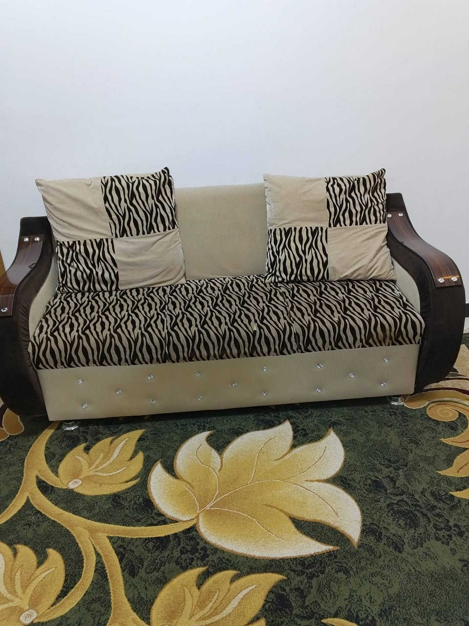 تخم قنفات تسكام مبطن جلد فخم 10/نفرات درجة اولا فد شي مرتب ونظيف استعمال قليل السعر 325///اتصال وتساب ***********
