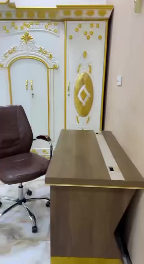 السلام عليكم غرفة نوم خشب عراقي ديكور تركي الغرفة نضيفة اريد ابيع كل محتويات الغرفة السبلت + الغرفة +المبردة تجي تشيلهن كلهن والسعر جدا مناسب تواصل وياي على هذا الرقم ***********
